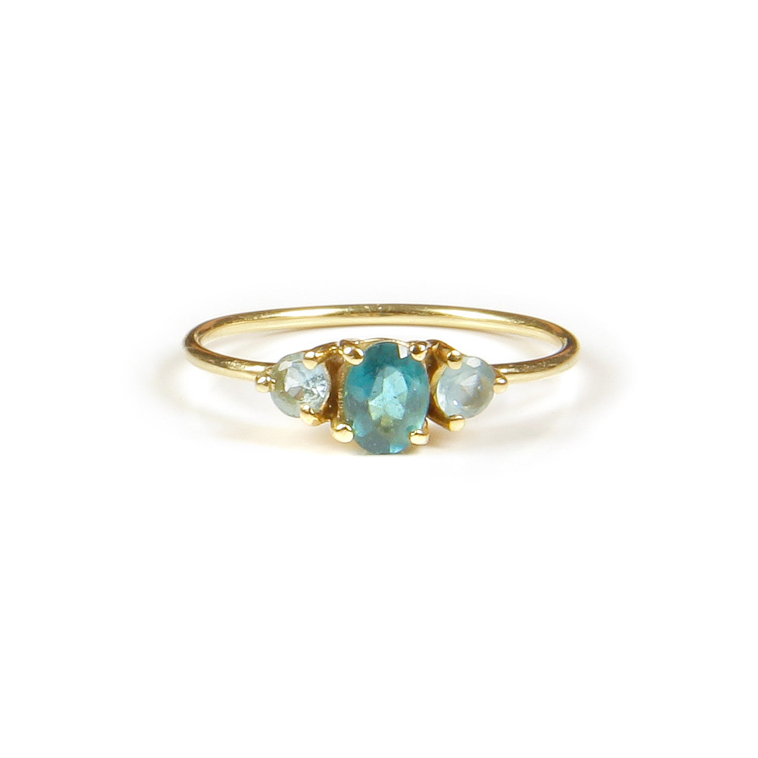 Green Turmalina stone with two aquamarines en Oro 18k